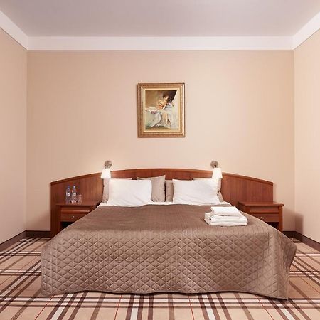 Hotel Anton Pruszków Buitenkant foto