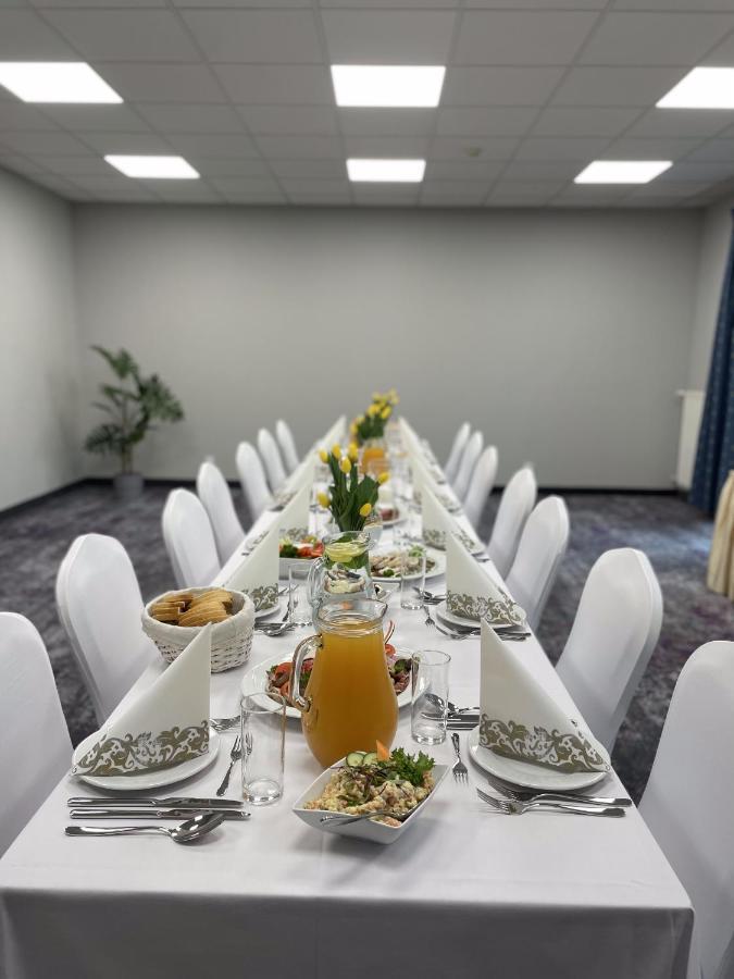 Hotel Anton Pruszków Buitenkant foto