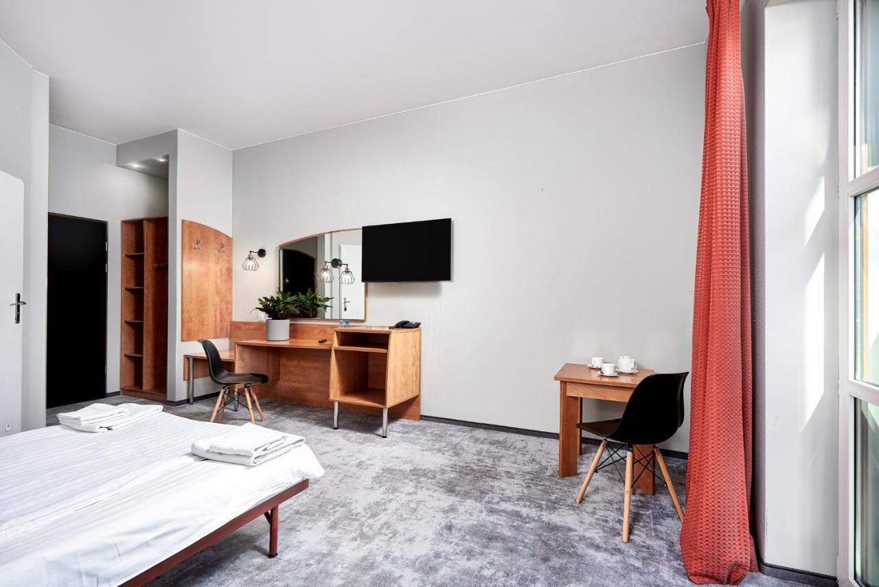 Hotel Anton Pruszków Buitenkant foto