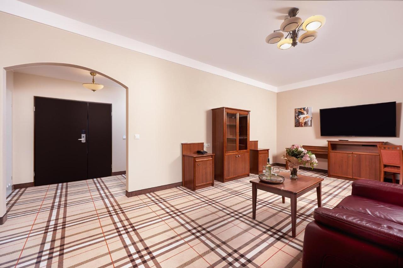 Hotel Anton Pruszków Buitenkant foto