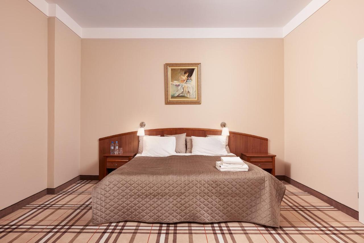 Hotel Anton Pruszków Buitenkant foto