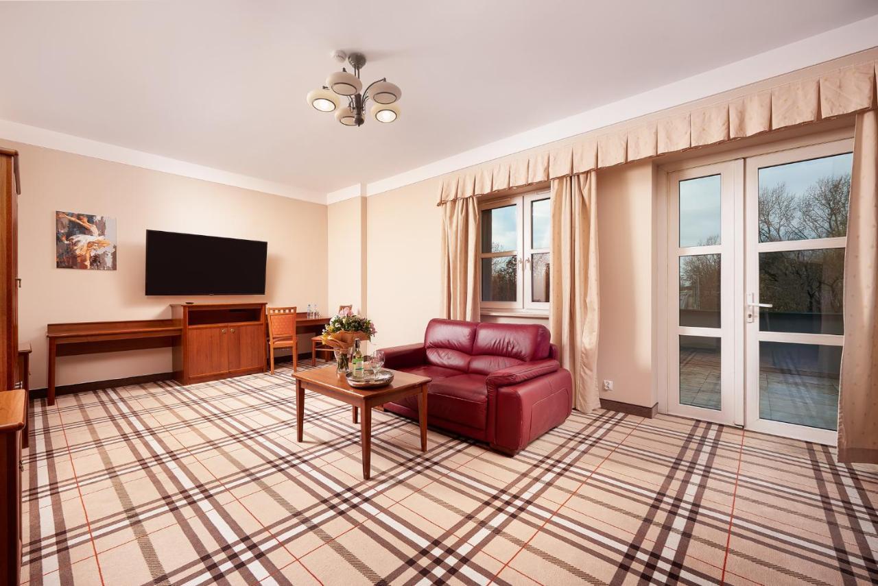 Hotel Anton Pruszków Buitenkant foto