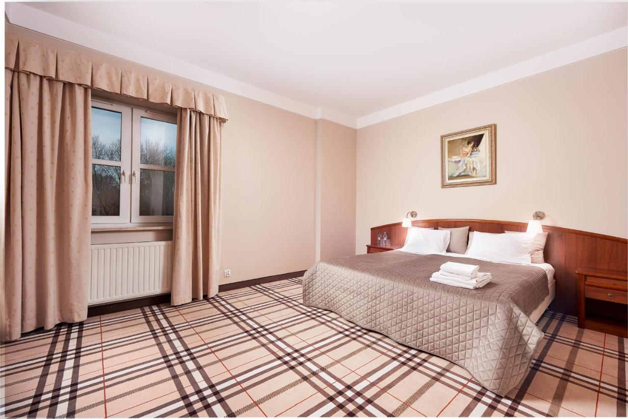 Hotel Anton Pruszków Buitenkant foto